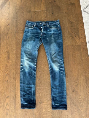 Apc Selvage jeans  - Apc jeans  -Riktigt snygga fades  -Selvegde denim -Strl 28  -Skick 8/10  Pris: 1200 SEK  Measurements Waist: 38 cm  Length (outseam): 102 cm Leg opening: 16 cm  Skriv om du har några frågor!