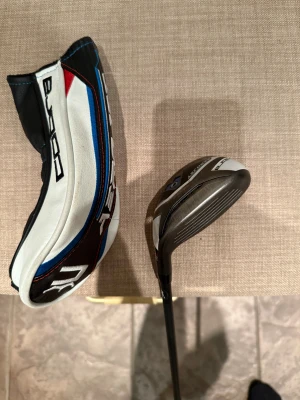 Cobra Aerojet hybridklubba 4H - Säljer min Cobra Aerojet hybridklubba 4h då jag ska flytta utomlands och tyvärr inte får med mig golfklubborna. Klubban är använd en säsong. Headcover medföljer 