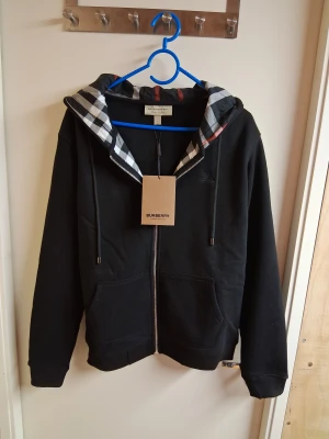 Burberry - Burberry tröja svart storlek L. Bara använd några gånger av mig men det finns inga tecken på användning. Hög kvalitet, inte färgad så fortfarande mörkt svart färg. Perfekt för under vintern då den är tjock och varmt. Pris 1300kr eller bud