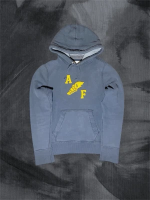 Abercrombie Hoodie - Säljer då denna tvärfeta hoodien från Abercrombie. Det är storlek M men Abercrombie passar större så skulle säga L. Tjockt material i luvan som är skönt till vintern. Missa inte chansen att slå till på denna, sjukt eftertraktad.Hör av dig vid frågor eller liknande 👋👊