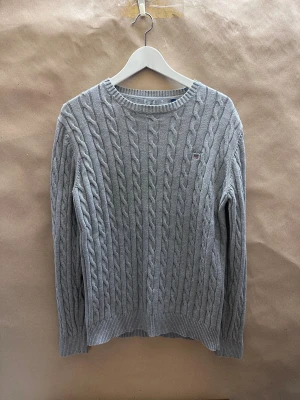 Grå kabelstickad tröja från GANT - Tja den är i mycket bra skick k storlek L / M. Har ni frågor eller vill ha extra bilder är det bara att kontakta.