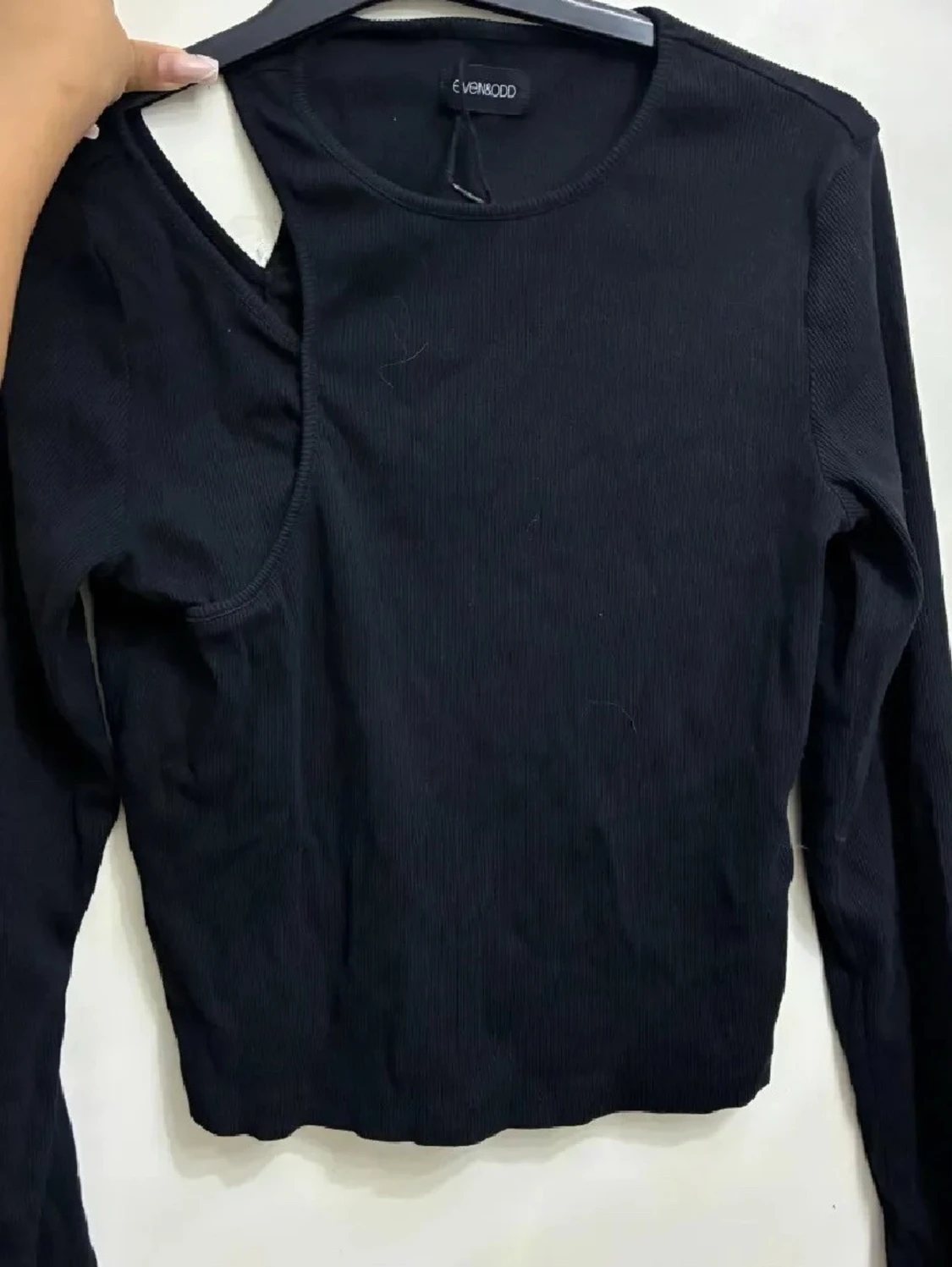 Svart ribbad topp med cut-out från Even&Odd