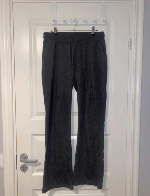 Lågmidjade mjukisbyxor - Fickor vid sidorna, har blivit noppriga, annars bra skick.