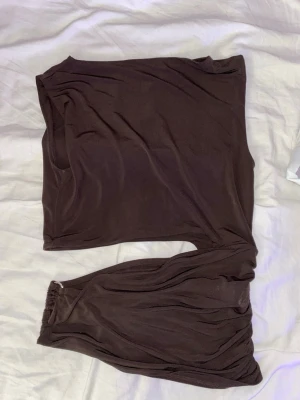 Brun halv topp - brun halv top med guld accessoar. storlek S