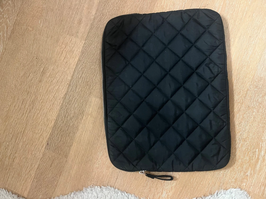 Svart quiltad datorväska - 2