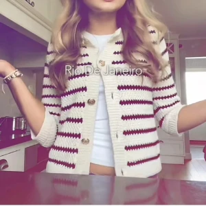 Randig stickad kofta med guldknappar - ⚠️Inte min bild⚠️Superfin stickad kofta med trekvartsärm och snygga guldknappar framtill. Perfekt att slänga på sig över ett linne för en chill och stilren look.