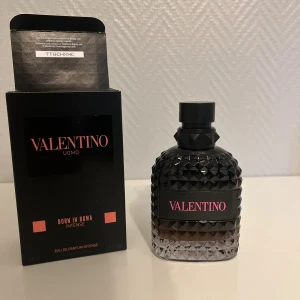 Valentino  Born In Roma Intense 100ml - Stilren och modern parfym från Valentino. Born In Roma Intense, Eau de Parfum, 100 ml. Perfekt för dig som vill sticka ut med en exklusiv doft och snygg flaska. Helt oanvänd 
