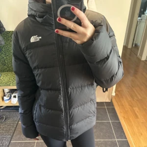 The north face jacka - Jag säljer min vinter jacka i fint skick! Inga defekter. Den är äkta (kom privat för äkt hets bevis). Du kan även be om flera bilder 💞💞köpt för ungefär 3200kr ⚠️pris kan diskuteras⚠️