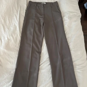 Kostymbyxor Madlady  - Gråa kostymbyxor med pressveck från Madlady, storlek M. Endast använda cirka tre gånger 