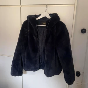 Maje pälsjacka med huva - Säljer en marinblå pälsjacka från Maje med huva, dragkedja och fickor på sidorna. Den är fodrad och mycket väl omhändertagen. Storleken är true to size! ☺️