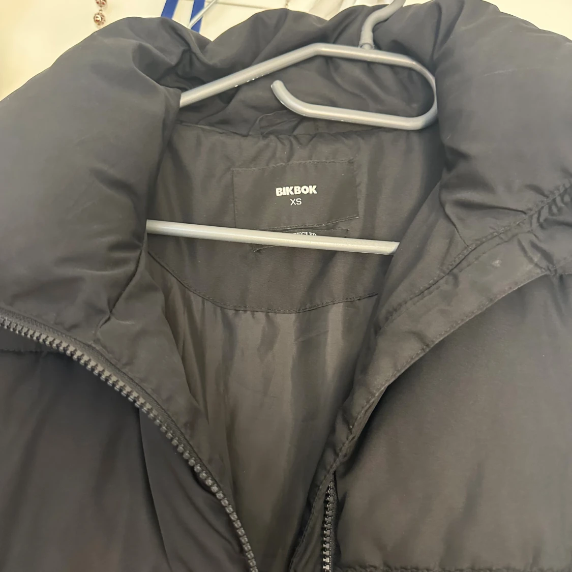 Svart dunväst från BikBok XS - 3