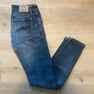 Nudie jeans W30 - Säljer dessa riktigt snygga nudie jeans! Dem är i mycket bra skick och har inga defekter, storlek W30 och L32, måtten är 37 cm midja och 104 cm totallängd från högst upp på midjan till längst ner på byxan, hör gärna av dig vid frågor!
