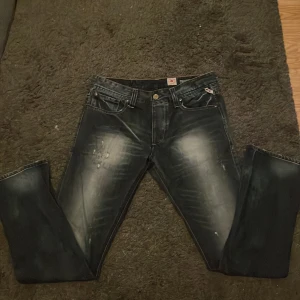 Jack & Jones jeans - Säljer dessa feta Jack and Jones byxor som är otroligt sälsynta, de är i storlek M/L. Vid mer från kom privat🍺🍺