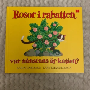 Rosor i rabatten: var nånstans är katten? - En charmig och färgglad bok där du får leta efter katten som gömmer sig bland rosorna. Perfekt för dig som gillar djur och kluriga bilder! Passar unga läsare som vill ha en mysig och rolig stund.