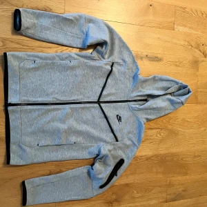 Nike tech tröja - Nike tech tröja i grå knappt använd
