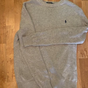 Ralph Lauren tröja - Säljer en stickad Ralph Lauren tröja. Grå ⚜️storlek M. Finns inga defekter eller tecken på användning.     Hör av dig vid intresse!🤴