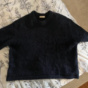 Stickad T-shirt  - Så fin marinblå trekvartsärmad tröja från Gina. Väldigt bra skick! 10/10