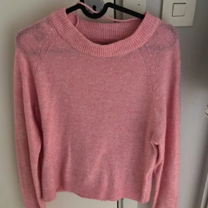 Stickad Tröja  - Säljer min super fina tröja från vero Moda i rosa. Den är i storlek S men passar även för dom som har XS och M. Tröjan är inte lika rosa i verkligheten som på bild.
