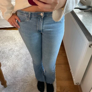 Ljusblå flare jeans low waist - Säljer ett par ljusblå flare jeans från H&M med låg midja. Jeansen har klassisk femficksdesign och är tillverkade i mjukt denimtyg. Perfekta för dig som gillar en retro vibe och vill ha ett par snygga utsvängda jeans.