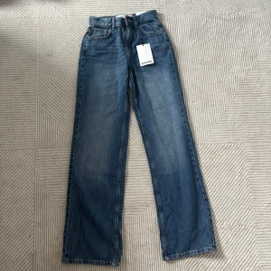 Blå wide jeans från Bershka - Snygga blå jeans från Bershka med wide passform och klassisk femficksdesign. Storlek XXS/32