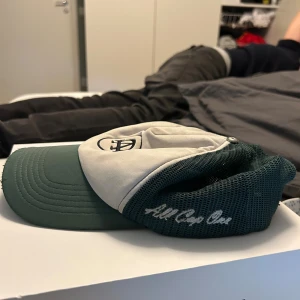 Grön goat allcap one keps - Snygg keps från allcap one den är i använt skick som ni kanske ser men den har mycket kvar att ge den finns inte längre att köpa på deras hemsida därför är den väldigt sällsynt 