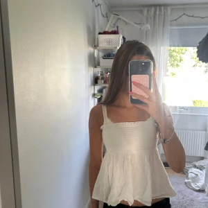 Vit topp från gina - Säljer denna jätte fina toppen från gina i storlek xs-xs, priset kan diskuteras 💗
