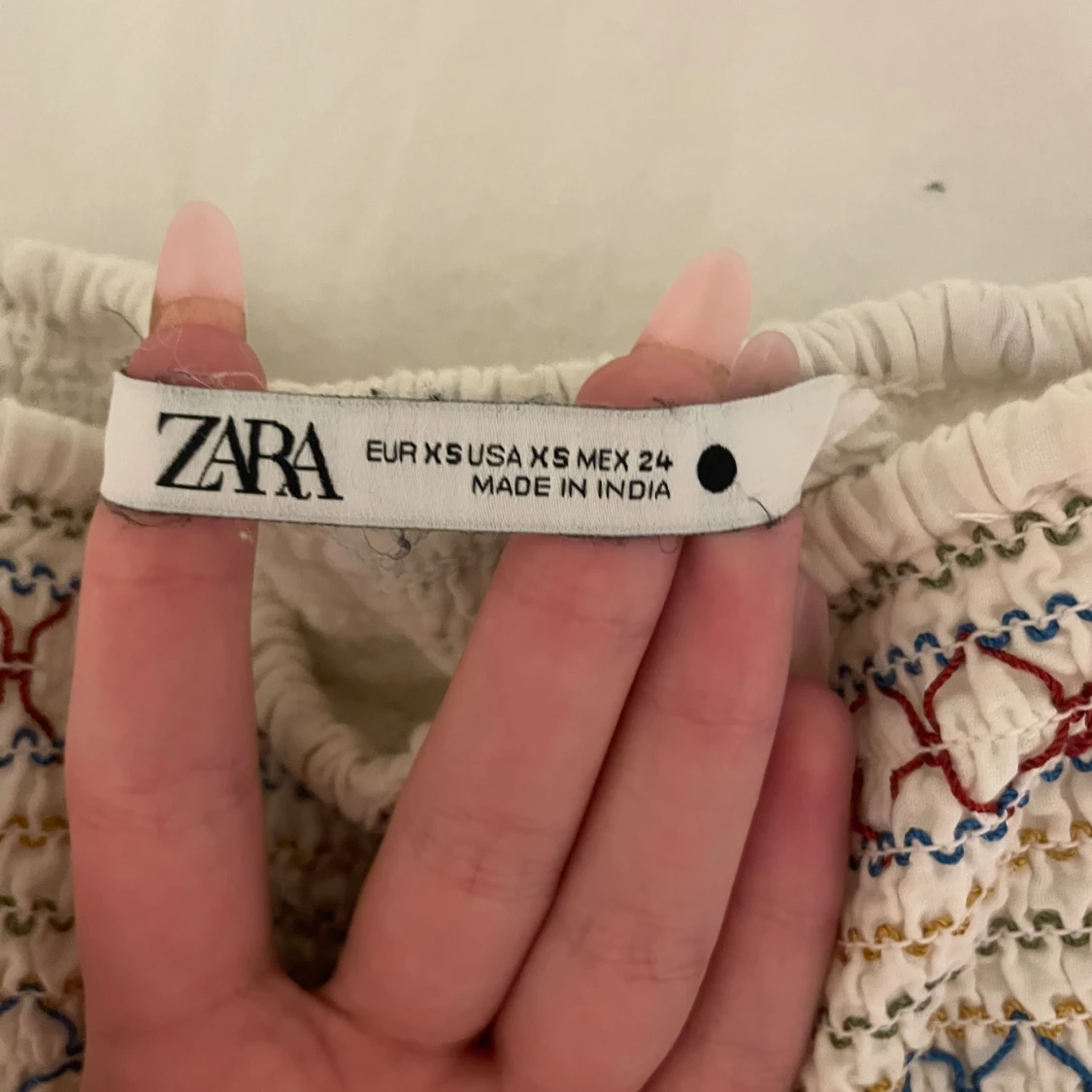 Broderad kortkjol från Zara XS - 1