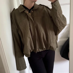 Olivgrön loose jacka med dragkedja - Säljer en olivgrön jacka i loose fit med dragkedja och krage. 