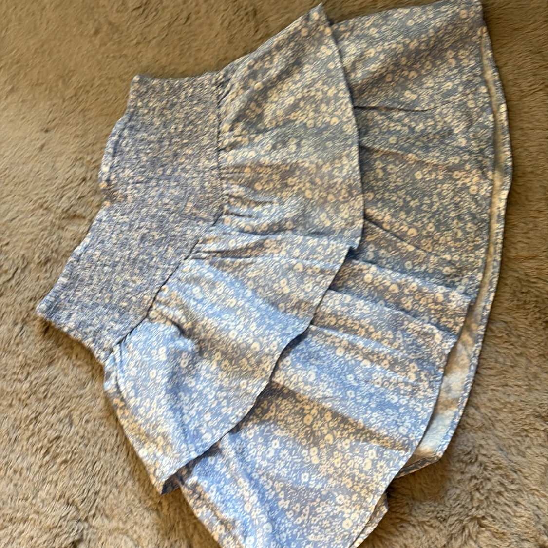 Blommig blå volangkjol från Gina Tricot