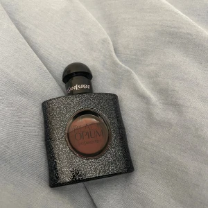 YSL Black Opium parfym - Nästintill full använd fåtal gånger 