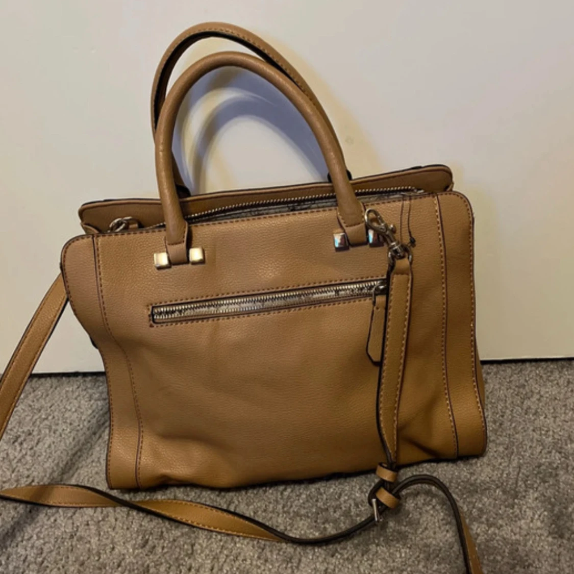 Beige handväska från Guess - 2