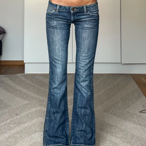 Wrangler jeans - Midjemått: 39cm rakt över, innerbenslängd: 79cm 💕
