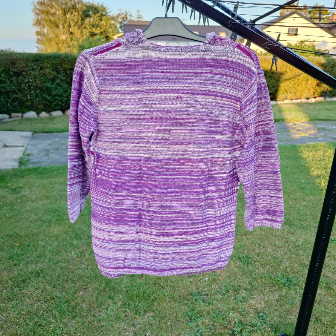 Randig lila polotröja i stickad material - 2