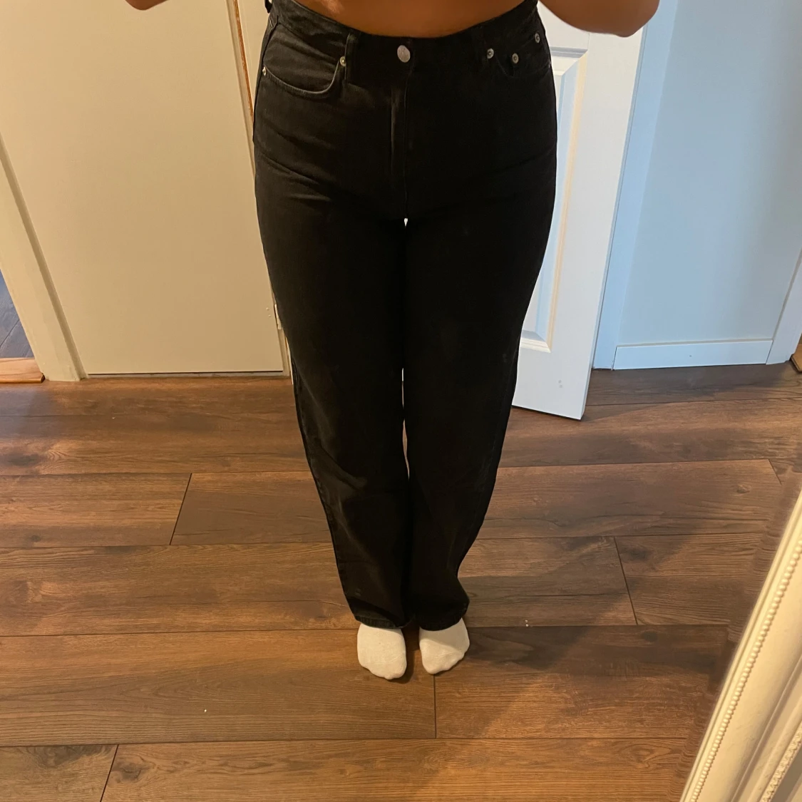 Svarta raka jeans från NA-KD