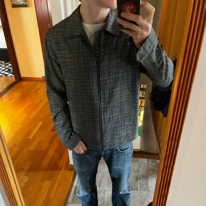 Tunn jacka - Silren tunnare jacka med krage från Zara. /skjortjacka i nyskick.