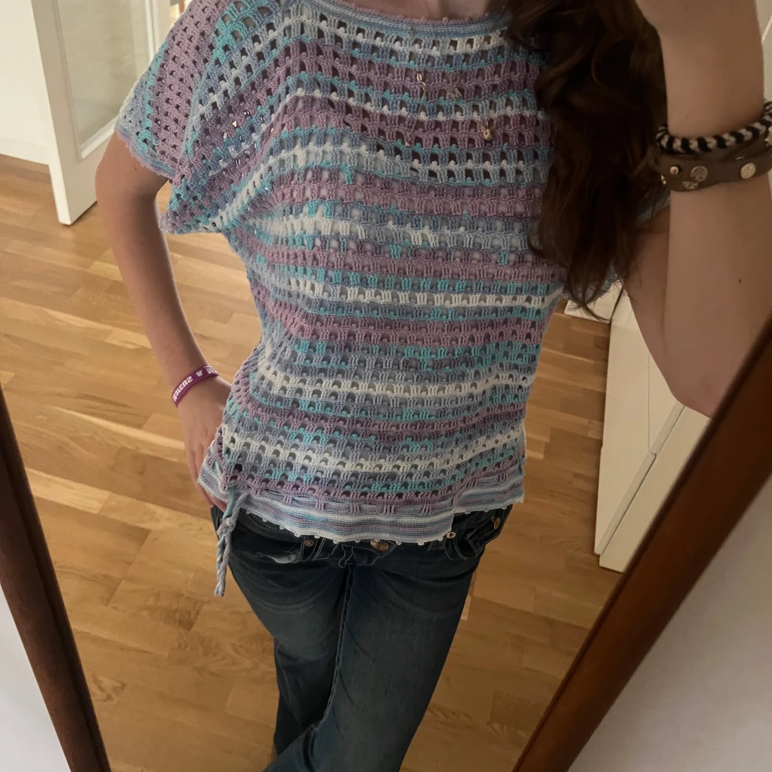Pastellfärgad virkad topp med kort ärm - 2