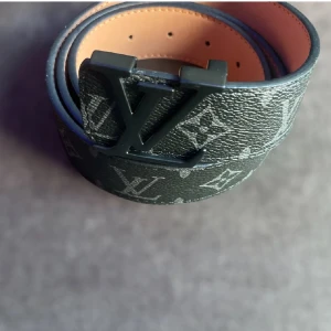  svart skärp  - Säljer ett svart bälte i skinn med klassiskt  och stor  i matt svart metall. Bältet har en lyxig känsla och är perfekt för att lyfta vilken outfit som helst.