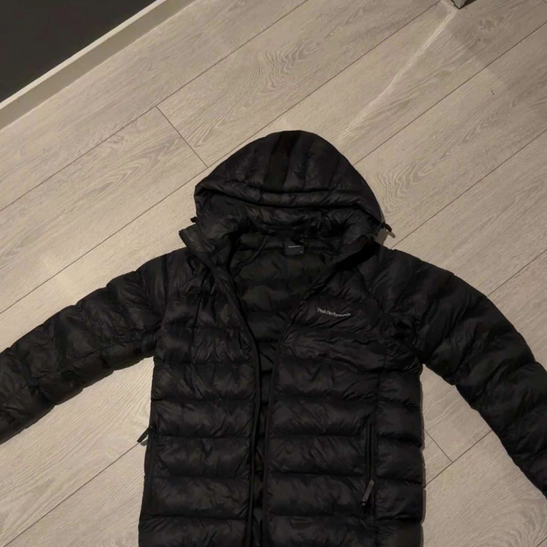 Svart Peak Performance pufferjacka