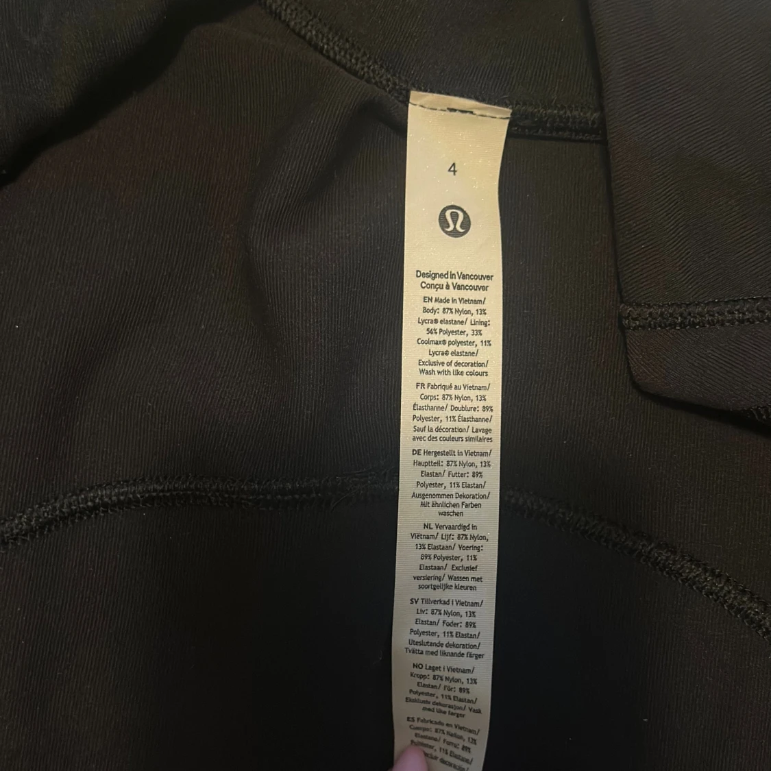 Svart träningsjacka från Lululemon - 3