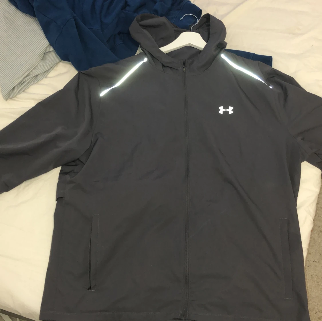 Grå vindjacka från Under Armour