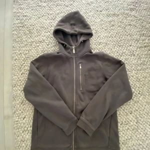 Grå bowman zip hoodie, sail racing - Storlek: 170 barnstorlek, Skick: Inga synliga skador eller defekter, Nypris: 999kr.       Pris kan diskuteras!