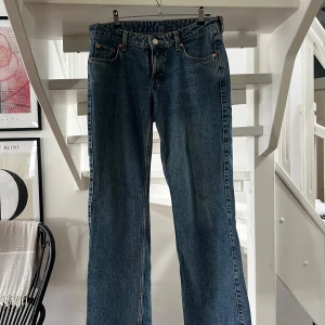 Weekday jeans - Raka lågmidjade jeans ifrån weekday. Stl 28/30, sitter bra på mig som är 160cm och bär S.