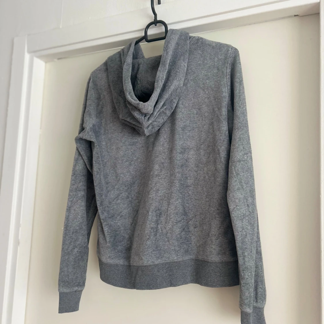 Grå hoodie med dragkedja och huva - 1