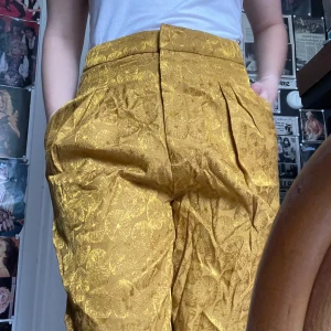 Gula kostymbyxor - Gula byxor från Next. Jag kan mötas upp i Uddevalla centrum, annars fraktar jag gärna. Köparen står för frakten. (Står ej för postens slarv) katt finns i hemmet. 