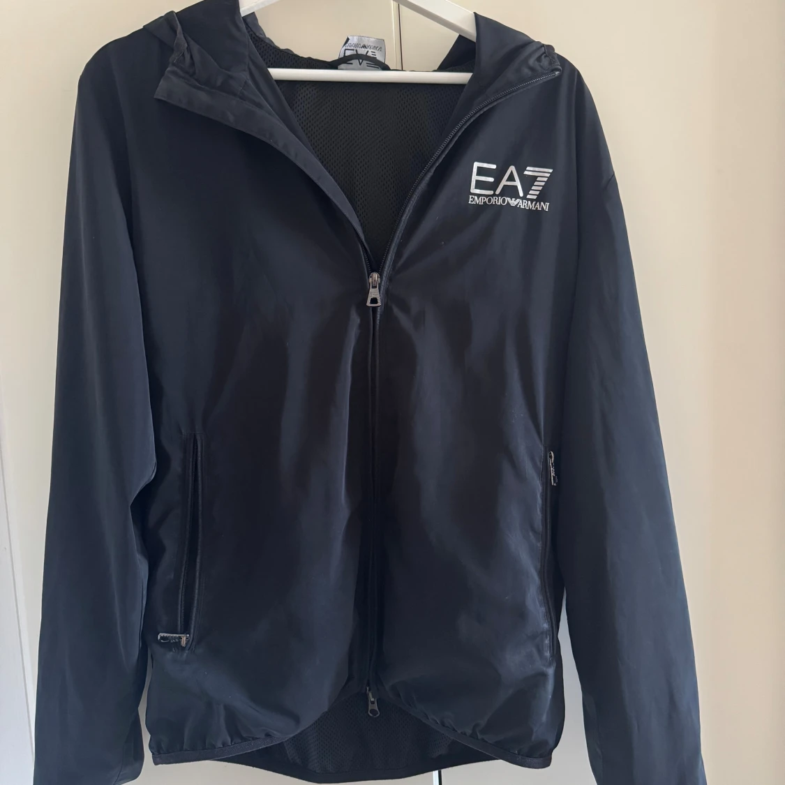 Svart vindjacka från EA7 Emporio Armani
