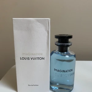 Louis Vuitton Imagination EdP 100ml - Louis Vuitton Imagination Eau de Parfum i en stilren flaska. Volym: 100 ml. Perfekt för dig som vill ha en exklusiv touch i din doftsamling.