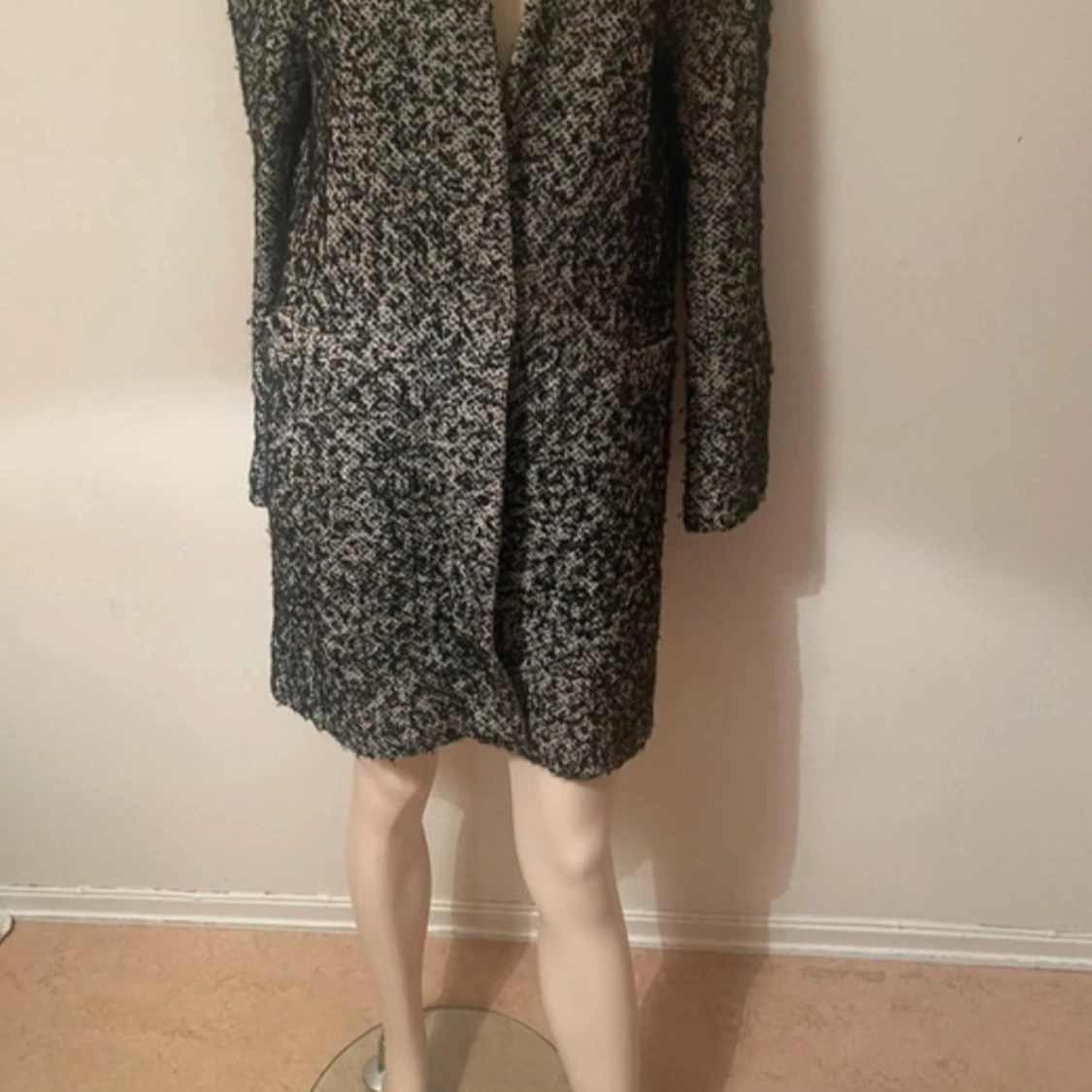 Svartvit kappa i grovstickad ullmix - 3