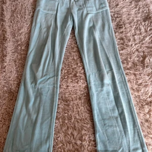 Ljusblå mjukisbyxor från Juicy Couture - Turkosa mjukisbyxor från Juicy Couture i storlek S. Använda få gånger. 