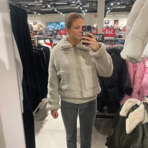 Beige teddyjacka med dragkedja - Jättemysig höst jacka!🍂Mycket fint skick✨