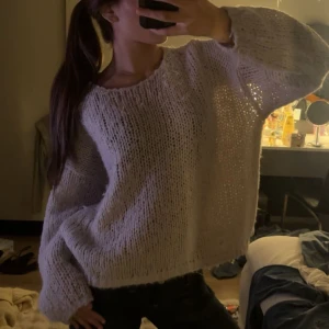 Ljus stickad oversized tröja - Supermysig ljus stickad tröja med oversized passform .